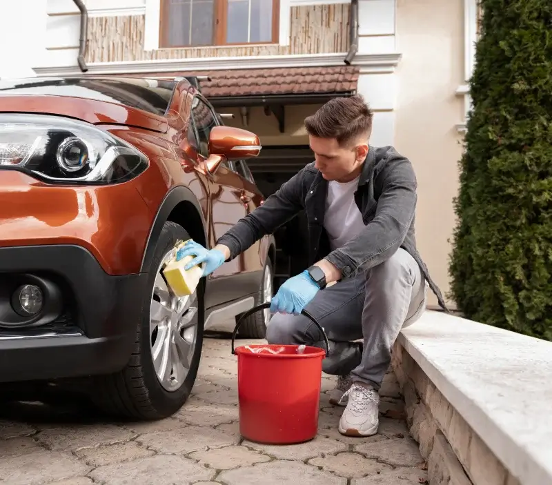 Lavage auto à domicile Dinan : professionnel intervenant sur un véhicule